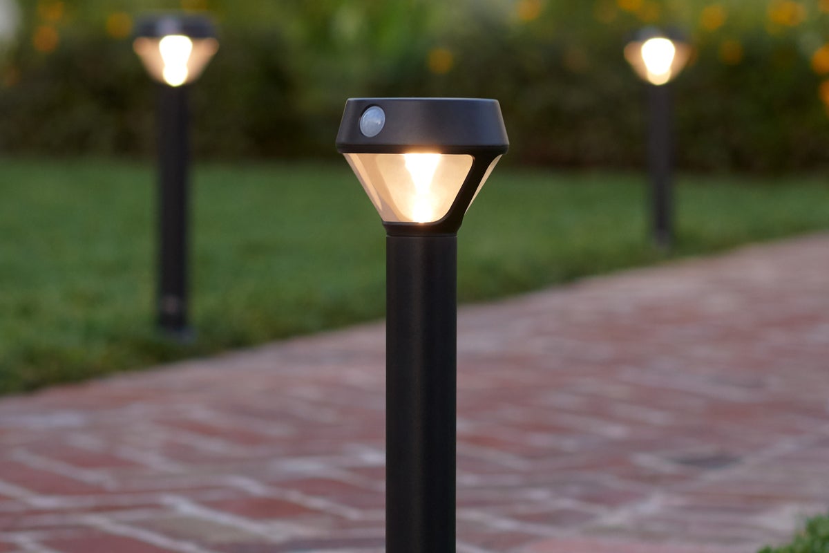 2019 lifestyle insitu smartlighting pathlightsolar lowviewbrickpathway