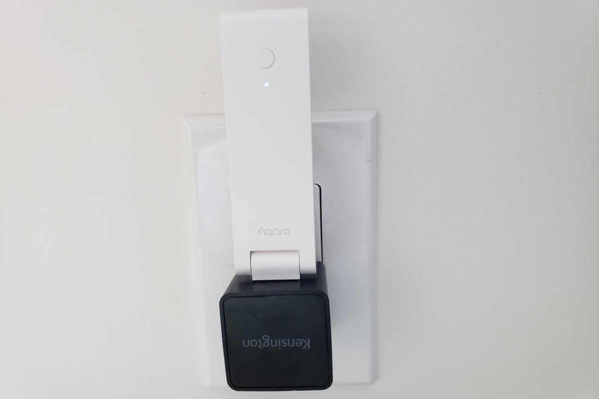 Aqara Hub E1 plugged into a USB AC adapter