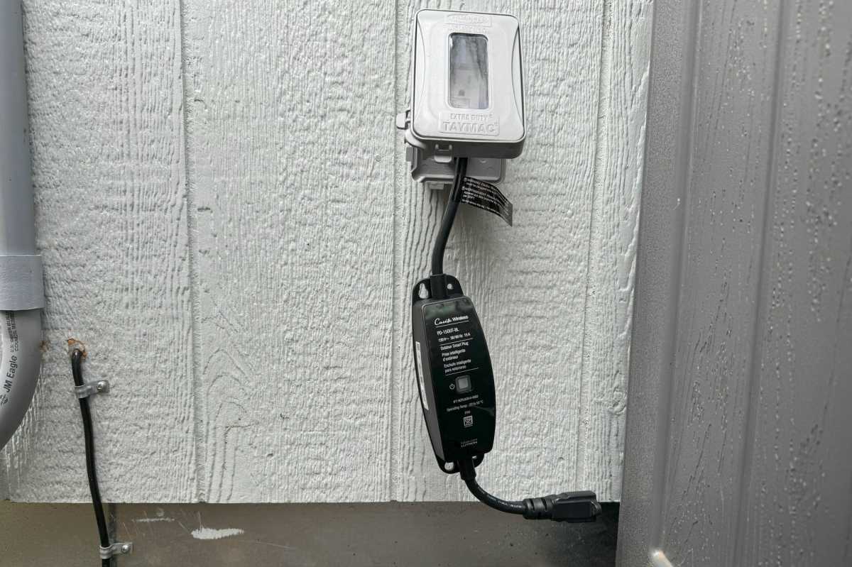 Lutron Caséta Wireless Outdoor Smart Plug installed